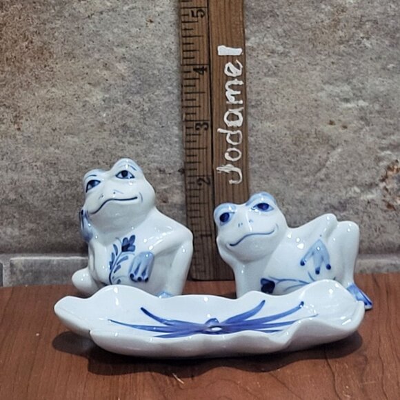 Vintage Lounging Frog Couple Blue White Floral Salt Pepper Shaker Set - Picture 8 of 12